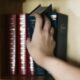 Bíblia em Bibliotecas: A Lei Que Traz Polêmica