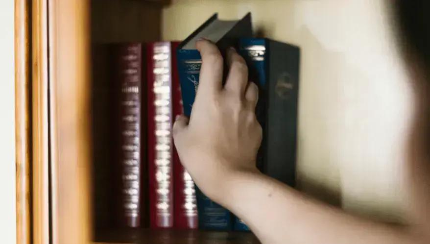 Bíblia em Bibliotecas: A Lei Que Traz Polêmica