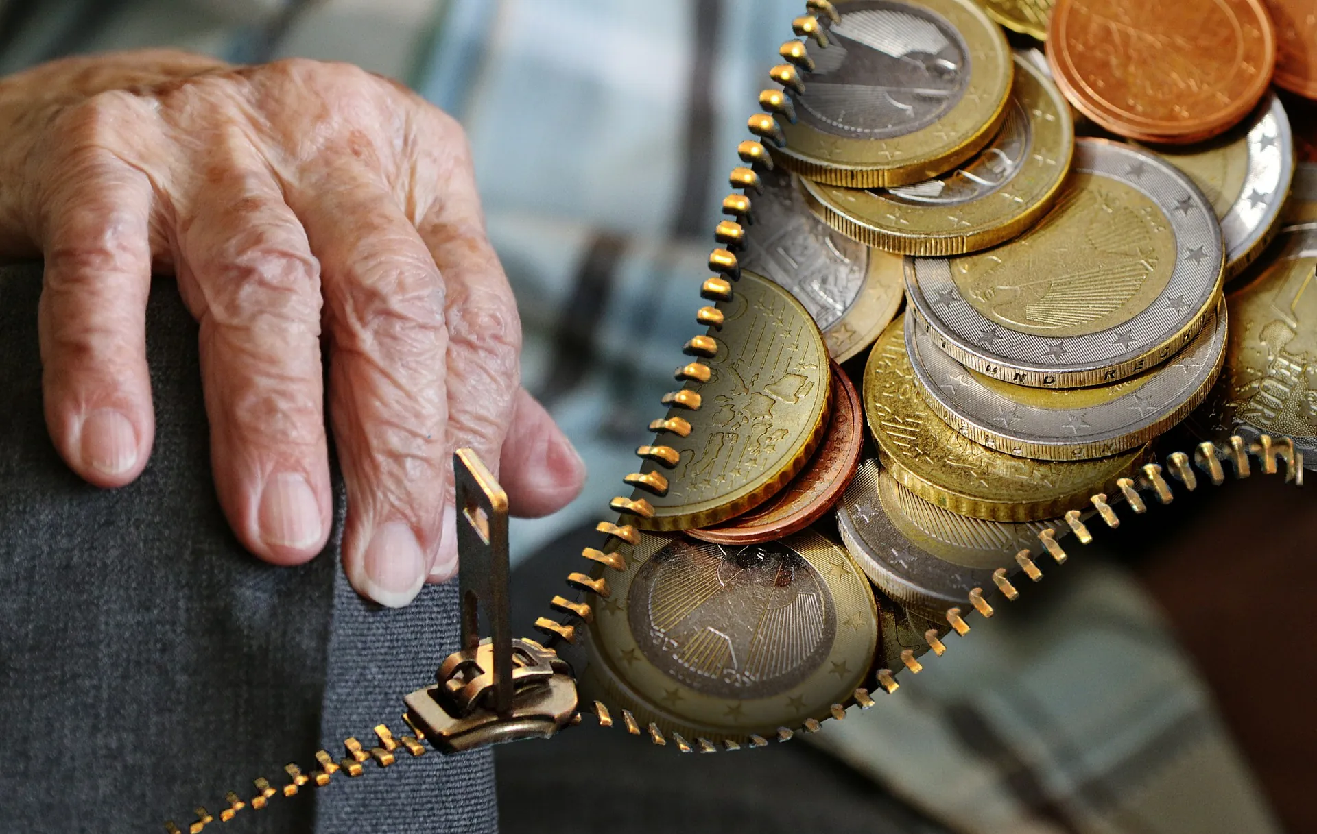 Imagem mostrando mãos idosas e dinheiro, representando o direito previdenciário